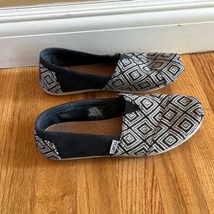 TOMS alpargata slip on size 8 in black and white diamond tribal pattern